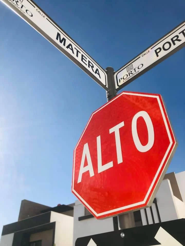 Señal de ALTO instalada en vialidad urbana