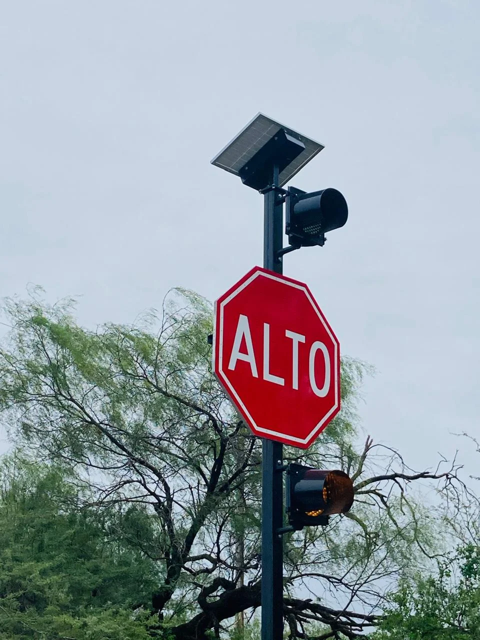 Señal de ALTO con panel solar y luces destellantes
