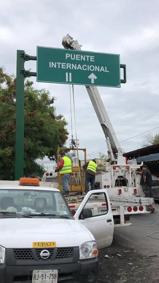 Instalación de señales de protección de obra en zona de construcción