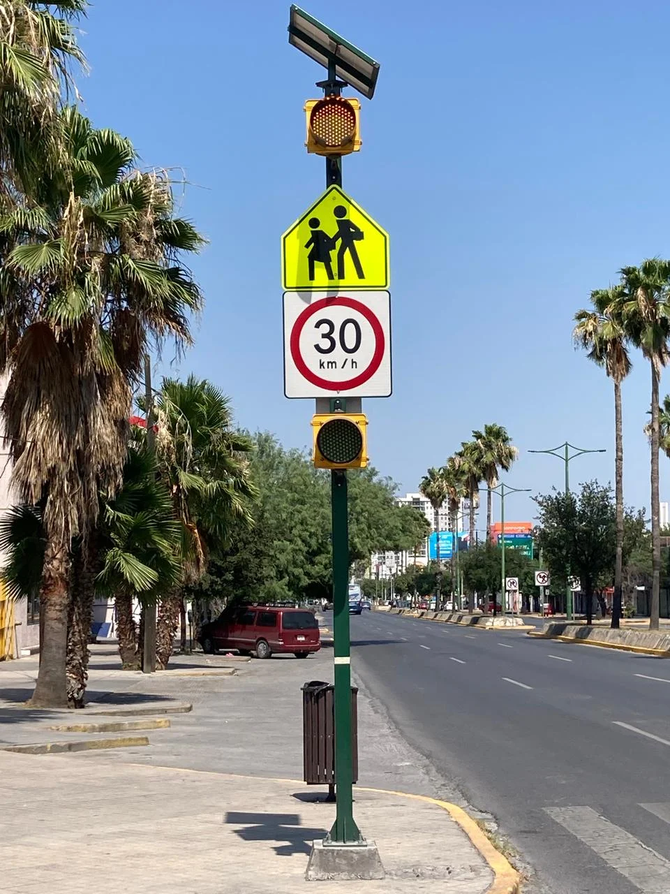 Señalamiento escolar completo con límite 30 km/h