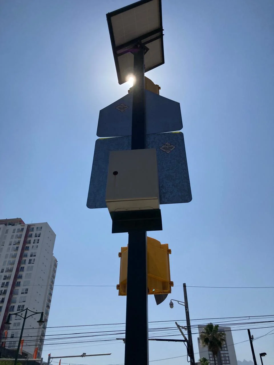 Señal escolar solar destellante vista reversa