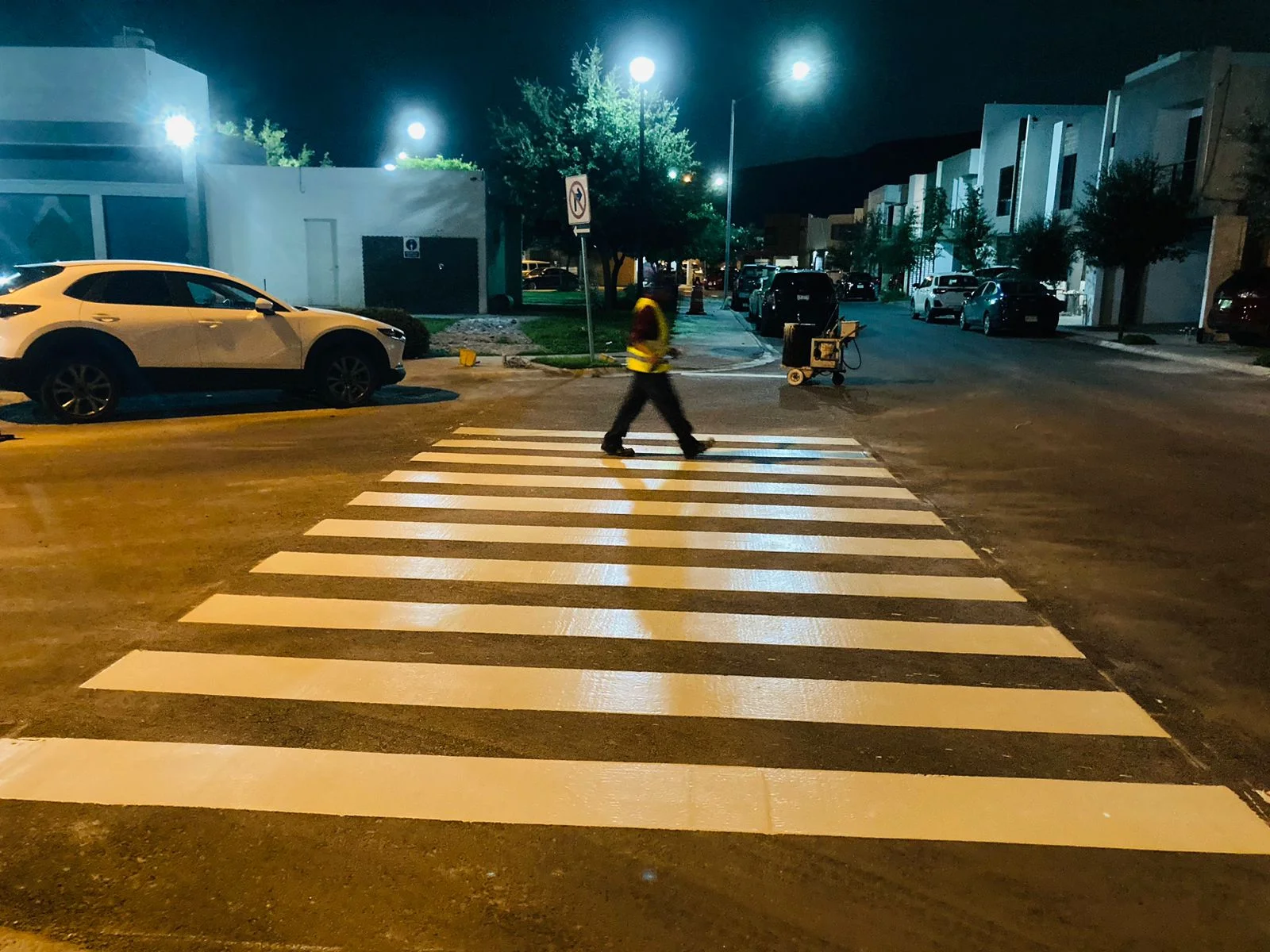 Cruce peatonal nocturno con pintura termoplástica