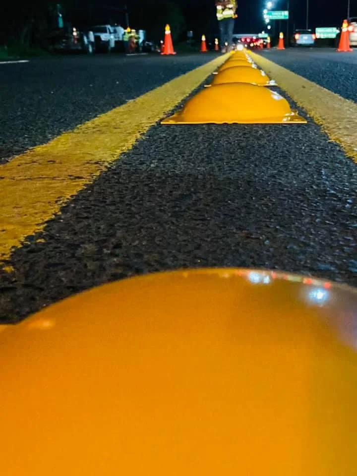 Instalación nocturna de tachones en vialidad