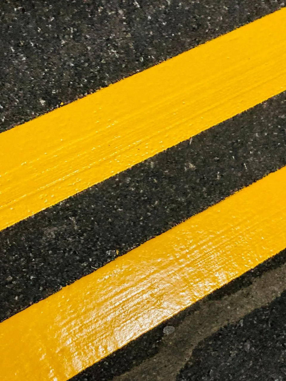 Detalle de línea doble amarilla en carretera