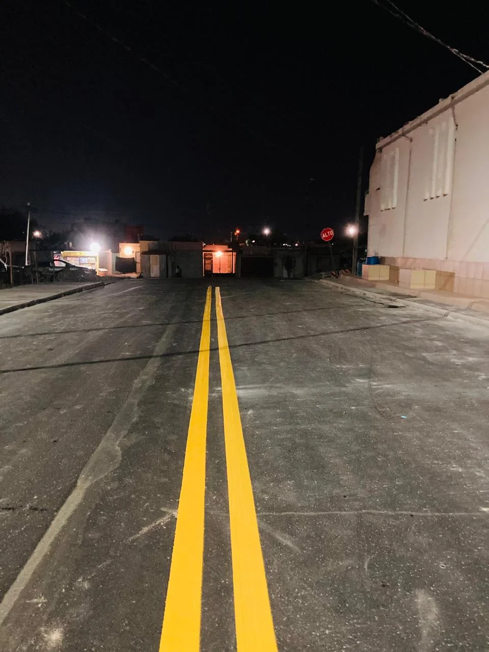 Marcaje de línea doble amarilla nocturno en carretera