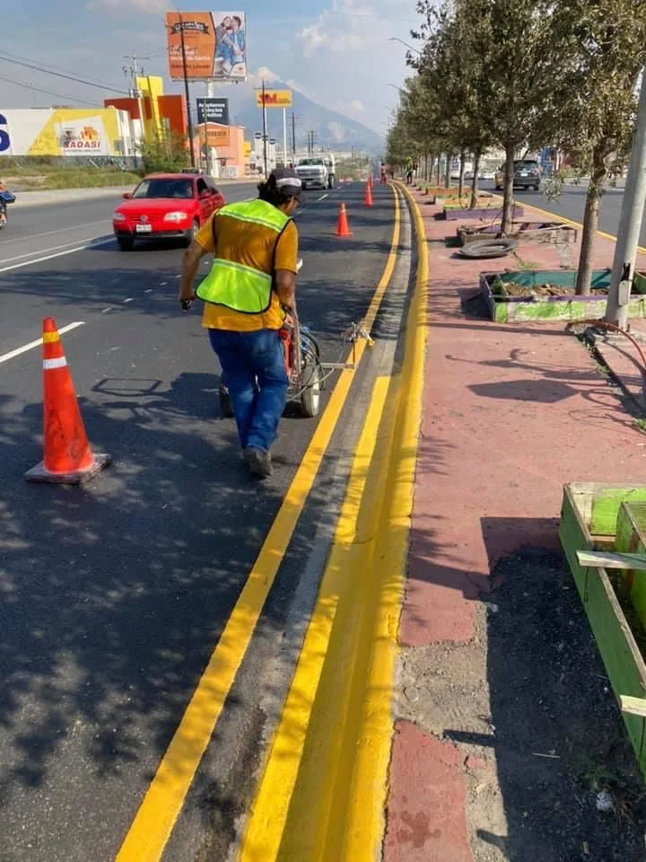 Aplicación de pintura de tráfico base agua con máquina