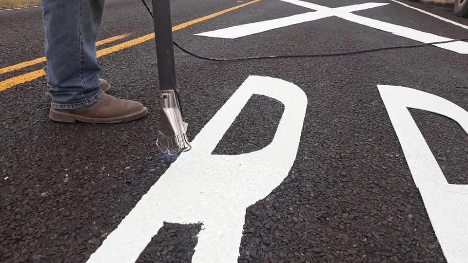 Marcaje SLOW en pavimento con pintura termoplástica