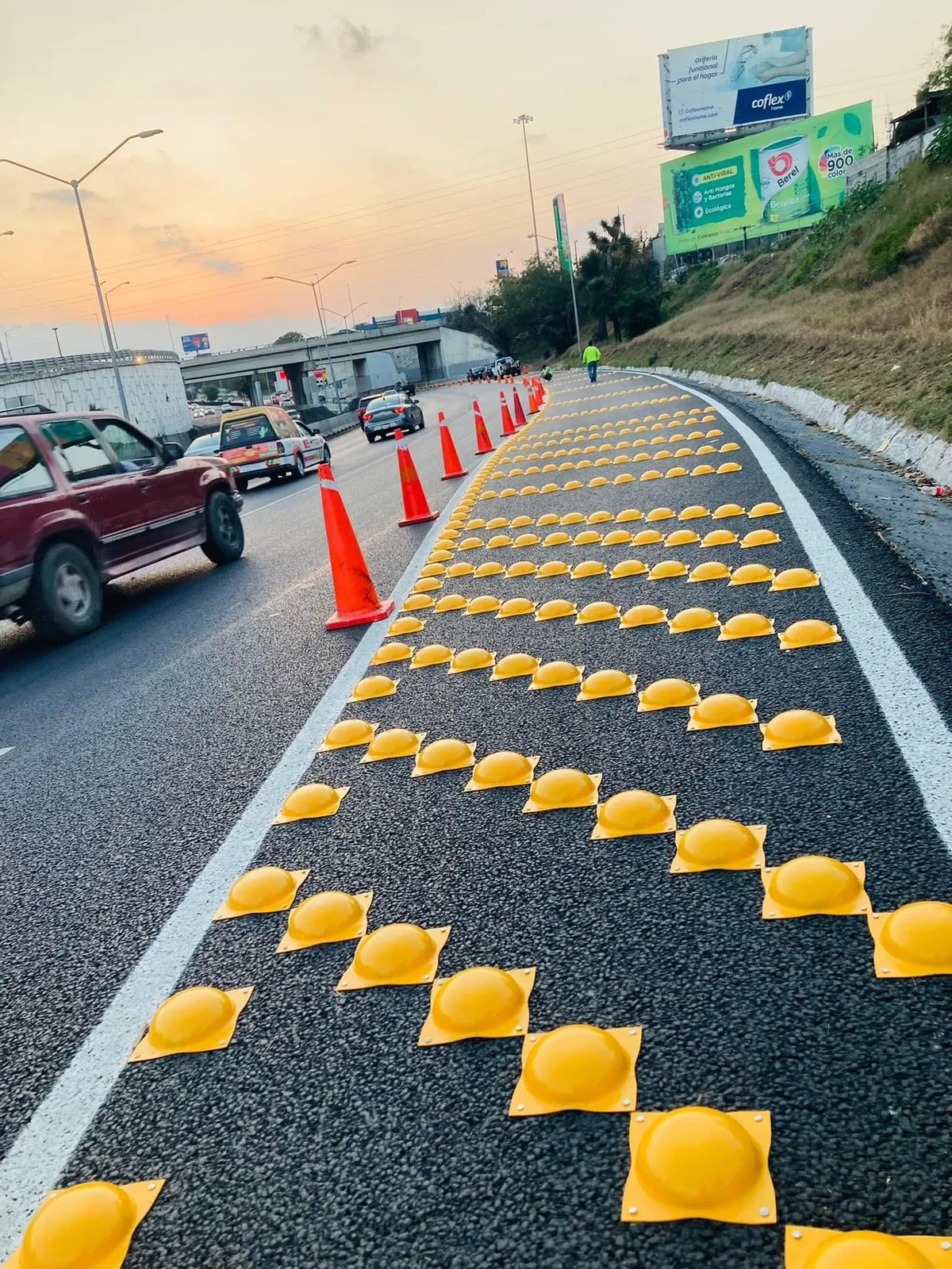 Tachones en carretera al atardecer