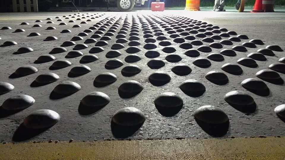Tachones reflectivos en operación nocturna