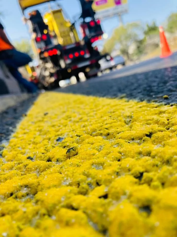 Aplicación de pintura de tráfico base agua en guarniciones