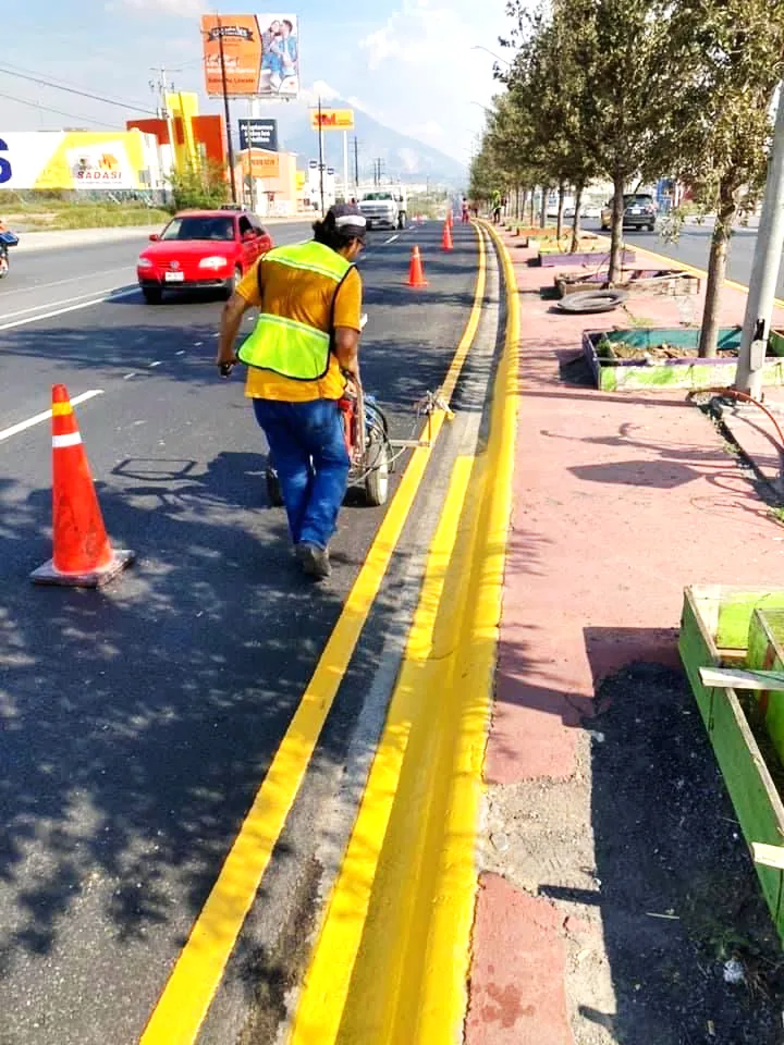 Pintura de tráfico en guarniciones para mejorar la visibilidad nocturna