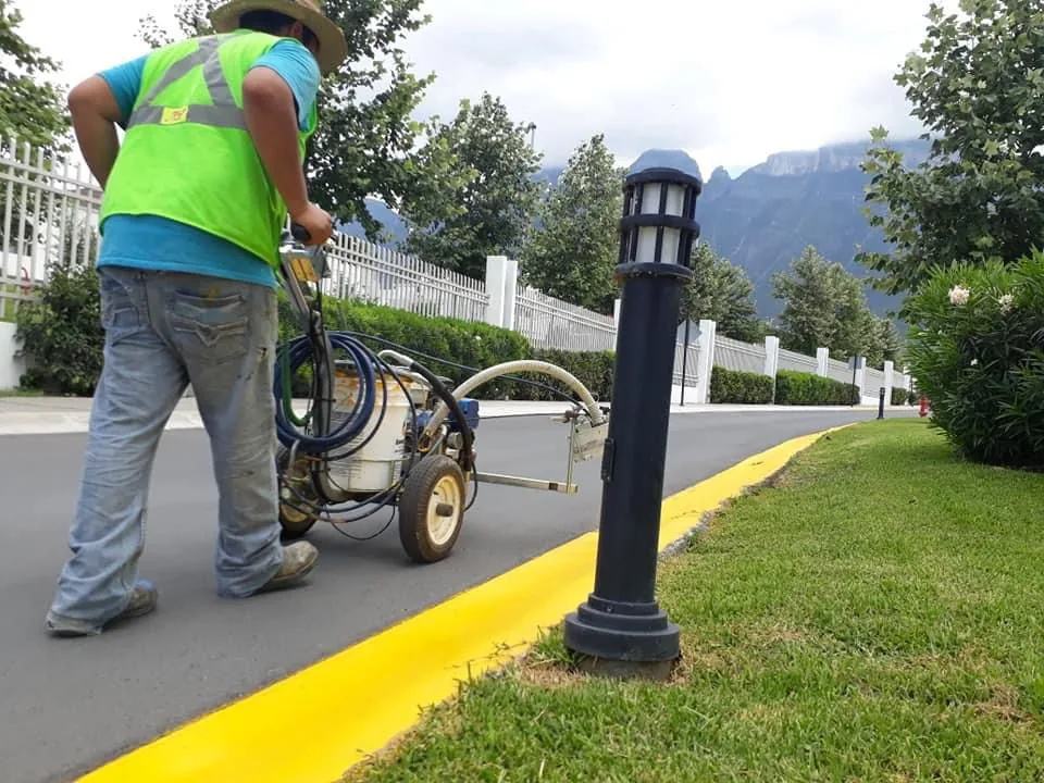 Señalamiento horizontal en concreto con pintura de tráfico de alta visibilidad