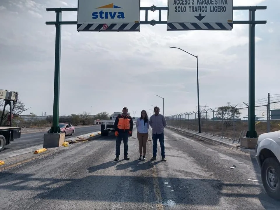 Instalación de señalamiento vertical elevado SID-13 en Puente Internacional