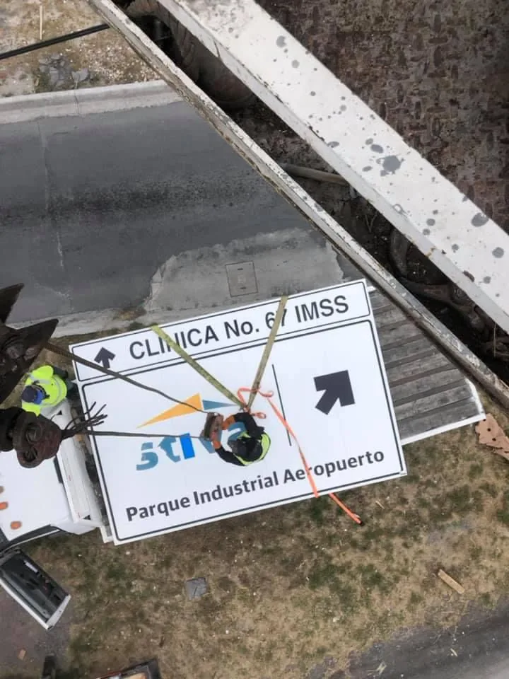 Señalamiento vertical elevado SID-15 instalado en campo