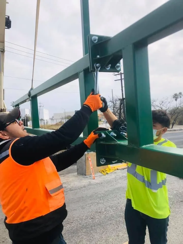 Pórtico SID-15 y señalética interior en Parque Industrial Stiva