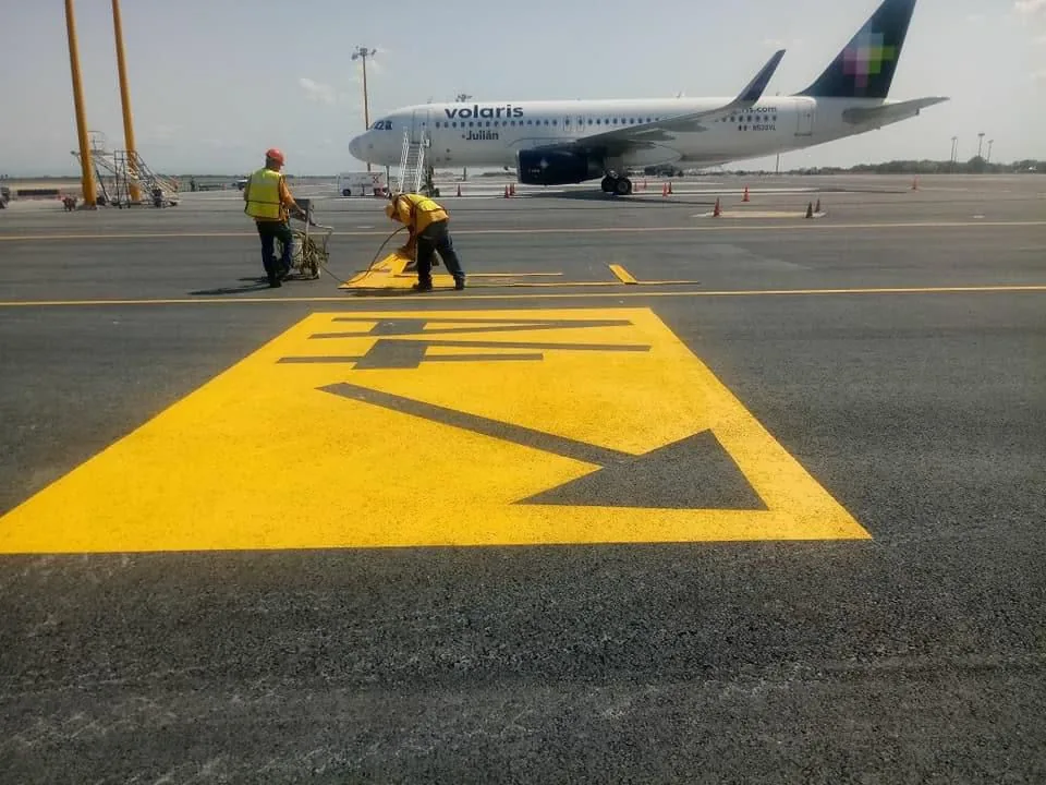Pintura horizontal en pista del Aeropuerto de Monterrey