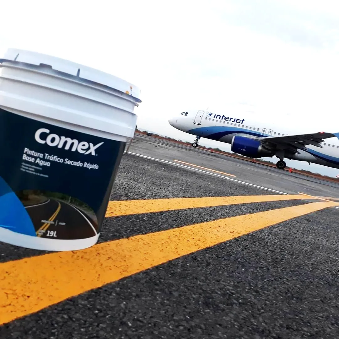 Señalización horizontal en rampas de aeropuerto con pintura de alta resistencia