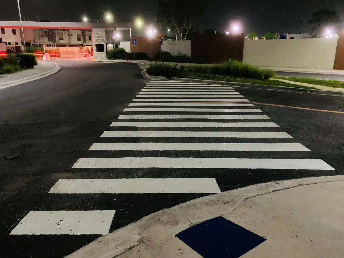 Cebra peatonal pintada de noche en fraccionamiento — señalamiento horizontal TEPATE