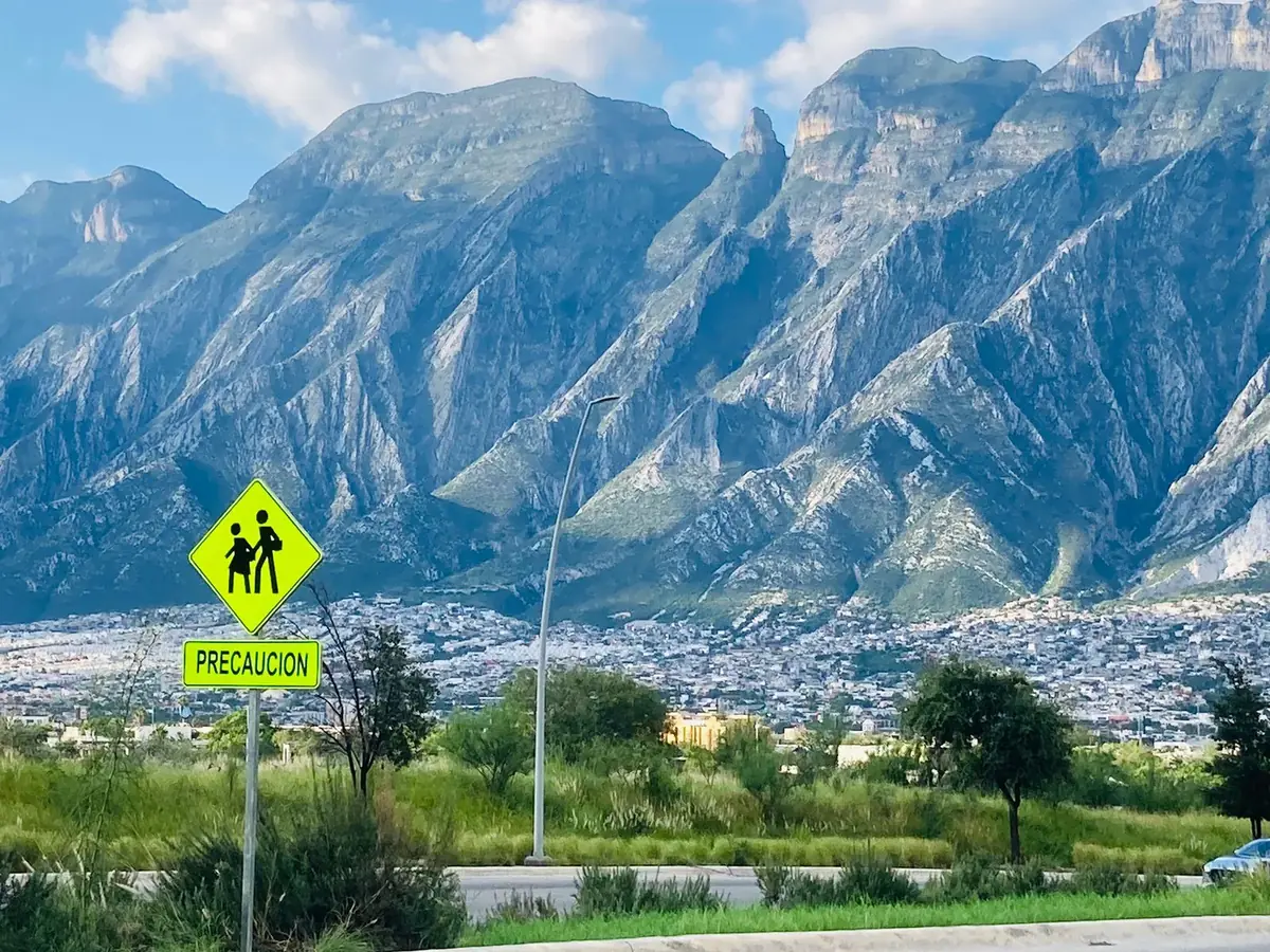 Señalamiento preventivo escolar instalado en zona urbana de Monterrey