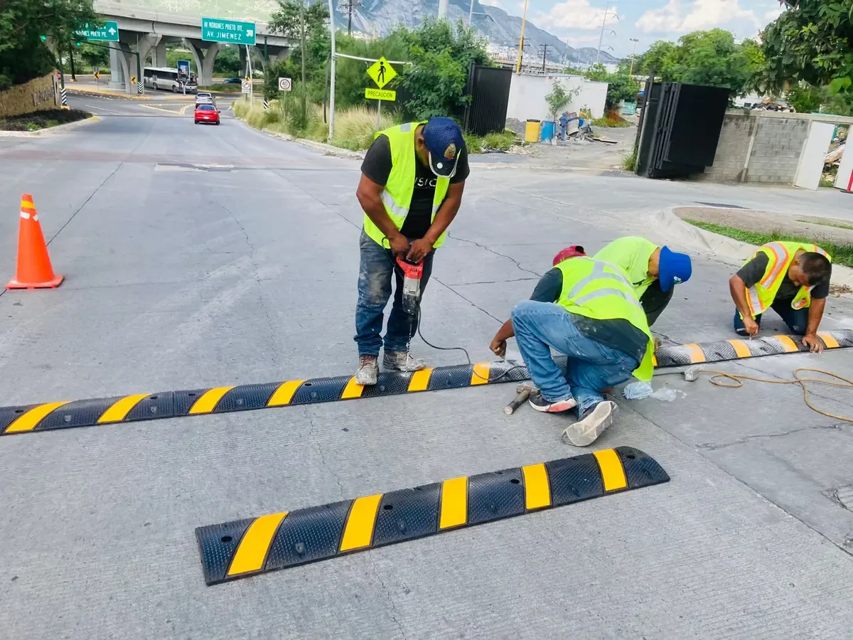 Cuadrilla TEPATE instalando topes reductores de velocidad en campo